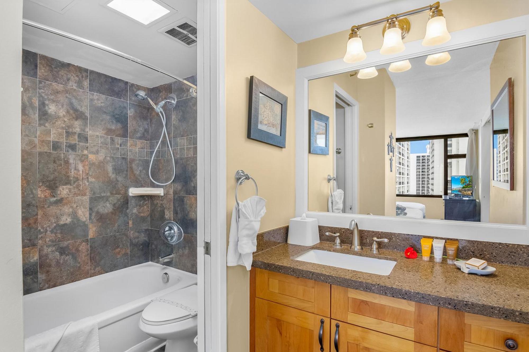 Beautiful 1Br, Steps To Waikiki Beach And Parking Хонолулу Екстериор снимка